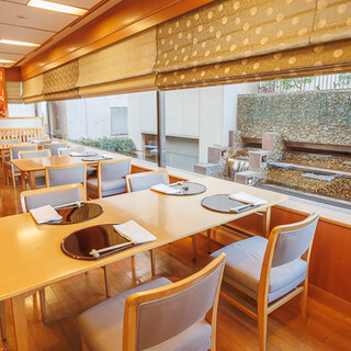 デートや会食に。開放感あふれるテーブル席やカウンターもご用意