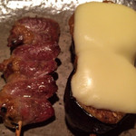 遊鶏 - 岩手清流鶏 ハツ 210円。茄子の味噌チーズ焼 280円。