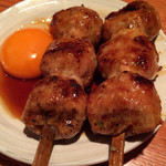 遊鶏 - 特製シャモつくね 卵黄添え 580円。