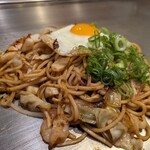 お好み焼 鉄板焼 源二郎 - ミックス焼きそば、タマゴは半熟