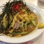 ホワイトハウス - 冷やし中華
      タレはごまと醤油の中間みたいな感じ〜
      さっぱり^_−☆