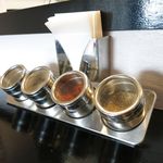 肉マースソバマサミ - 卓上の香辛料で「ふつう」の店主のお薦めは右から２番目の「柚子七味」