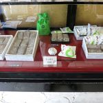 謝花きっぱん店 - ケース内のアップ