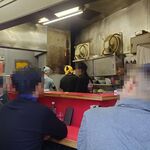 ラーメン二郎 - 厨房の様子。この日は山田総帥はいませんでした。