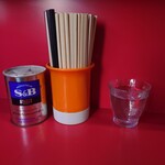 ラーメン二郎 - コショウと割り箸のみのシンプルな卓上！