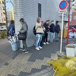 ラーメン二郎 - 平日、早朝AM7:40到着で裏扉まで行列が延びてました。