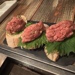 六本木焼肉　Kintan - 1枚目を混ぜてバケットに乗せて食べる。