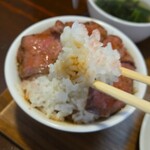 キッチン ブルー グローブ - そしてタレの染みたご飯