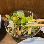 キッチン ブルー グローブ - サラダをいただき