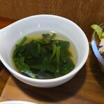 キッチン ブルー グローブ - ほうれん草スープのアップ