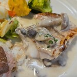 キッチン ブルー グローブ - 赤魚ボワレをカット