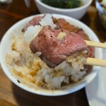 キッチン ブルー グローブ - 次もローストビーフ、と交互にいただく