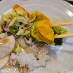 キッチン ブルー グローブ - バンプキンのポテサラとズッキーニ