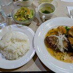 マスカレード - 私選択、ツインランチ￥1200．和風ハンバーグともう一つは3種からの選択で今日は鶏肉の味噌たれ焼きを注文。両方共にとても美味しいかった。ご飯もメインもボリュームが凄い。上はサラダとカップスープ。