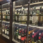 Cerdi - 飲み放題のワイン！下段赤と上段白。番号順に並んでいます