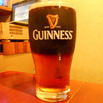 パブリックハウス ブラボー! - ギネス×エーデルピルスのハーフアンドハーフ。二色に分けて注いで下さるところが素敵です。