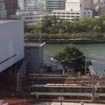 ドトールコーヒーショップ - ドーンセンターの窓から見下ろした京阪電車