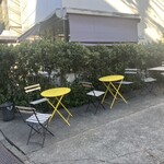 カタネベーカリー - 店舗脇のテーブルと椅子