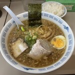とんこつラーメン めんくい - 