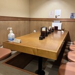 はせ川 - 小上がり席、2テーブルあります。