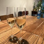 Bistro TATSU - 乾杯の辛口スパークリングワイン。