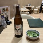 スパダイニング 憩 - 【1回戦】瓶ビールときゅうりの浅漬け、ウマい！