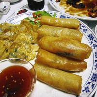 横浜中華街 重慶飯店 本館 - 春巻と揚げワンタン
                  
