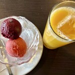ビストロ HIBIKI - ブルーベリーとイチゴのアイスクリームとオレンジジュース