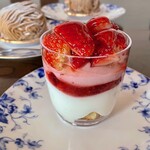 Un Petit Paquet - クープ・ド・フレーズ(634円)ふわっと苺の香りが広がります。生の苺、苺のムース、苺のジュレ、生クリーム(？)、スポンジケーキ。ずっしりとしたケーキが多いアン・プチ・パケでは珍しい軽めのケーキです。