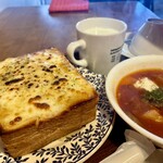 コロボックルヒュッテ - はちみつチーズトースト、ぶ厚い！