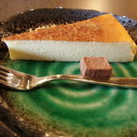 珈琲茶房　華なり - 飲み物についてくるチーズケーキと生チョコ