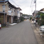 珈琲茶房　華なり - 駅から西に向かったところ。この先の左手にあります。