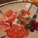 食彩マグノリア - ハモンセラーノとサラミといちじくの赤ワイン煮