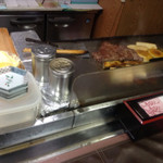 ビーフステーキ専門店　ひよこ - カウンターからのぞいてみたよ‼︎