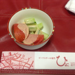 ビーフステーキ専門店　ひよこ - 付け合わせのサラダ