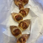 パラオア 新鎌ヶ谷店 - 本日優勝のベーコンエピ！美味すぎるぅーーー！生地が少なめでベーコンの塩気が強めに感じるのがよい。かと言ってベーコンに負けてるわけでない激うま生地