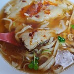 大木 - ワンタンメンにテーブル調味料　ラー油で味変