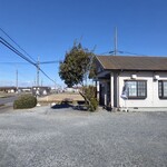 大木 - 2025.1砂利駐車場からの外観