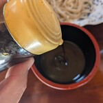 會津野 茂三郎 - 大根の絞り汁に専用のタレを入れて、自分の好みの味に調整します。