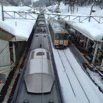 かめや - 跨線橋を渡って糸魚川行きに乗り換えじゃ