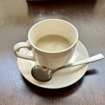 バルバルキッチンアメリ - カップポタージュスープ
      葱っぽい一癖ある味が気に入った。