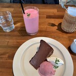 UNITY CAFE - 濃いクーベルチュールのショコラバスクチーズケーキ 1,200円、いちごのスムージー 800円（いずれも税込）