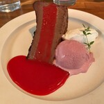 UNITY CAFE - ショコラバスクチーズケーキにラズベリーソースを掛けました　今回は上手く真っ直ぐに掛けることができました