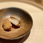 温石 - 静岡市で栽培されている『あさはた蓮根』希少な在来種で他ではなかなか味わえないそう。サクッとカラッとホクッと三拍子揃ったおかき揚げです。