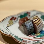 温石 - 焼津で獲れた鯖寿司。軽い〆加減が抜群に素晴らしく、胡麻の香りも鼻を抜け、ため息がでる美味しさ！