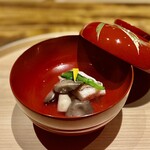 温石 - 甘鯛と天然しめじのお碗。甘鯛の淡白な旨みを邪魔しない吸い地の塩梅が素晴らしい(ღ*ˇ ˇ*)｡o♡結んだ三つ葉と柚子で香りも楽しめます。