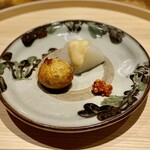 温石 - おでんに見立てた前菜/ 聖護院大根のふろふき・揚げたて真薯・自家製柚子胡椒。揚げたて真薯はプリッとした食感も楽しめ、自家製柚子胡椒をつけると味が引き締まります。