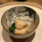 温石 - 磐田の海老芋とひげ鱈を揚げたもの、ほうれん草のお浸し。ほどける食感のひげ鱈が優しい味わいです。