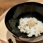 温石 - 太刀魚と蕪の葉のご飯。2ヶ月発酵させた蕪の葉の旨みと胡麻のアクセントが絶妙なまぜご飯。