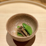 温石 - お口直し/ スナップエンドウと新牛蒡の胡麻酢浸し。歯切れの良い食感と野菜の香り。さっぱりとリセットさせてくれます。